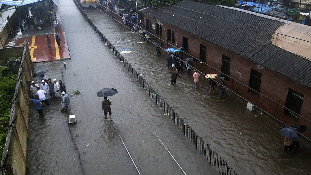 Überfluteter Bahnhof in Mumbai