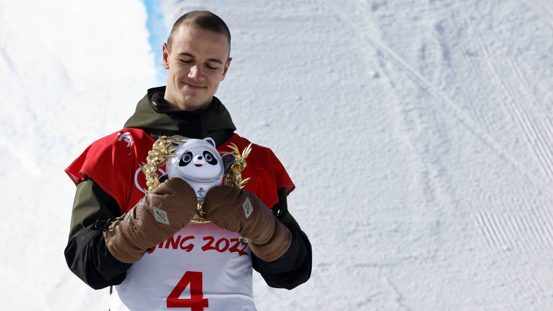 Jan Scherrer hat das schwarz-weisse Maskottchen bei seinem Bronzemedaillengewinn in Peking erhalten.