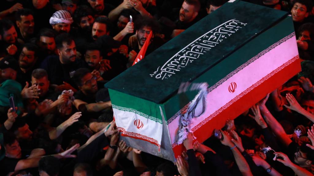 dpatopbilder - Trauernde tragen den Sarg des iranischen Obersten Führers Ajatollah Ali Chamenei während seines Trauerzuges in Karbala. Foto: Ameer Al-Mohammedawi/dpa