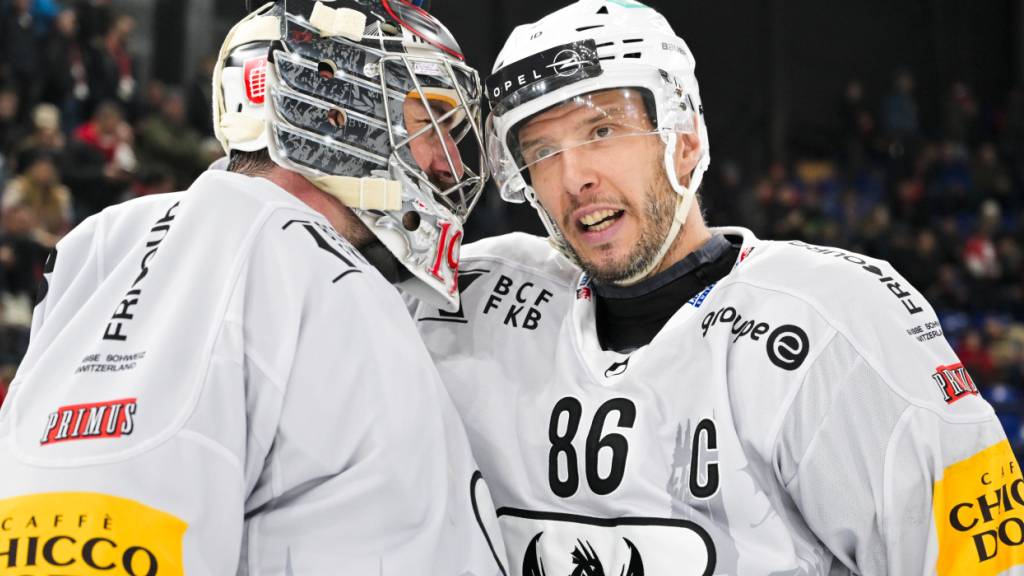 Gottérons Captain Julien Sprunger und Goalie Reto Berra freuen sich über den 2:2-Ausgleich in der Serie gegen die Lakers