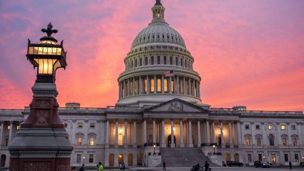 dpatopbilder - Das Kapitol ist in der Abenddämmerung zu sehen, während sich Demokraten und Republikaner im Kongress um den Haushalt streiten. Den USA droht erneut ein «Shutdown», also ein Stillstand der Regierungsgeschäfte. Foto: J. Scott Applewhite/AP/dpa