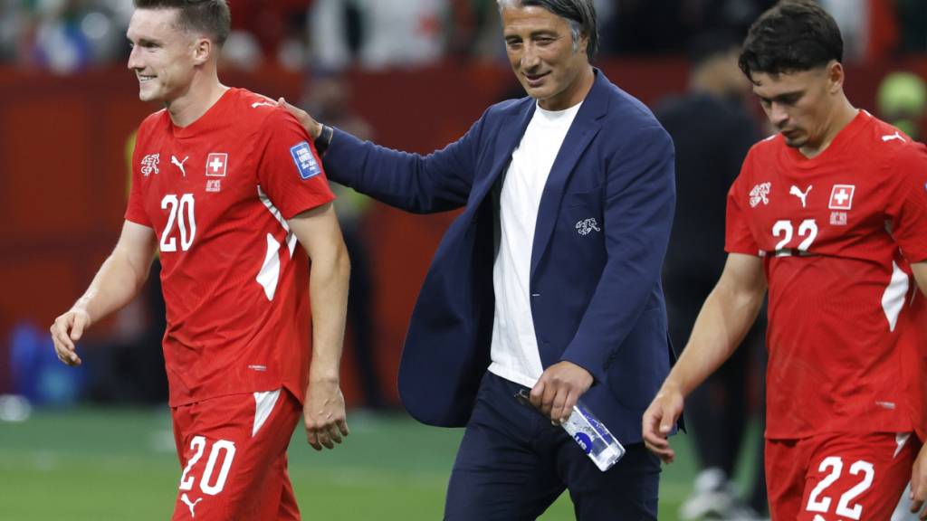 Michel Aebischer (links) verpasst das erste Teamtraining nach dem Sieg im Sechzehntelfinal aufgrund einer Verletzung