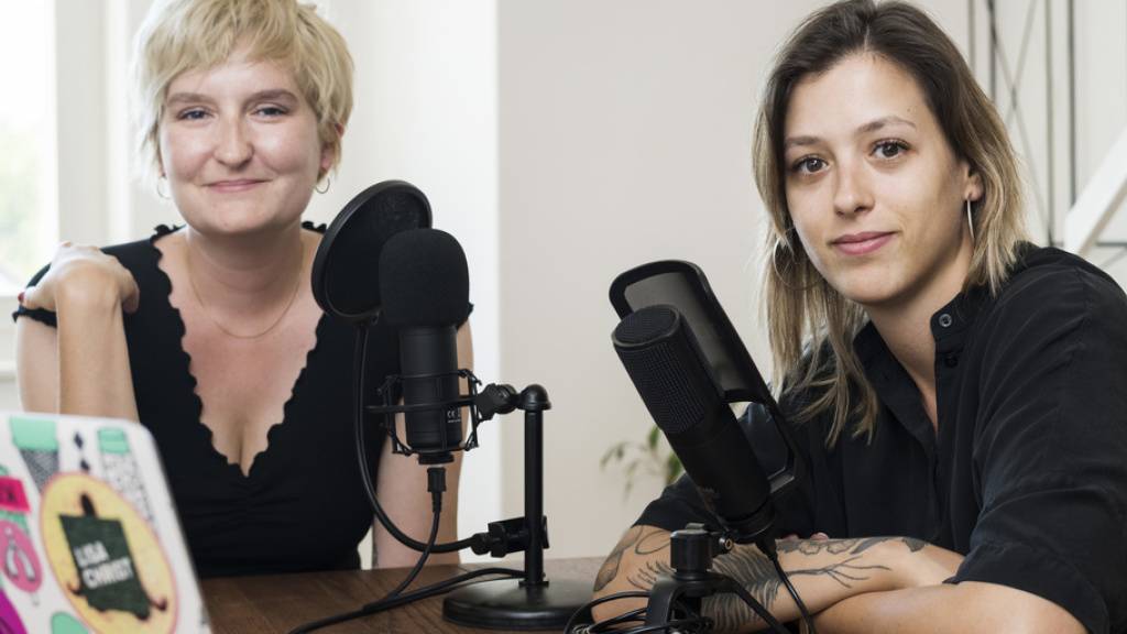 Die freie Journalistin Miriam Suter (links) und die Slam-Poetin Lisa Christ (rechts) produzieren ihren feministischen Podcast  «Faust und Kupfer» in vertrautem Umfeld. Einen hohen journalistischen Anspruch und Transparenz gegenüber ihren Zuhörerinnen haben sie sich auf die Fahne geschrieben.