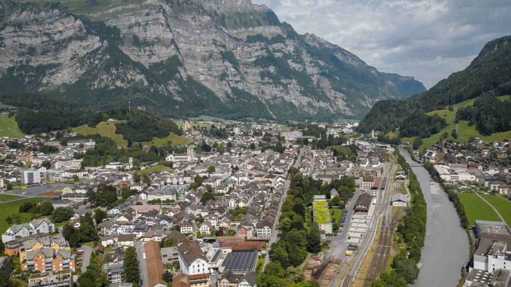 Die Glarner Stimmberechtigten haben beide eidgenössischen Vorlagen wuchtig versenkt. Im Bild ist die Stadt Glarus zu sehen. (Archivbild)