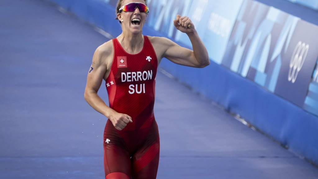 Die Zürcher Triathletin Julie Derron gewinnt in Dubai ihr zweites Rennen der T100-World-Tour (Archivbild)