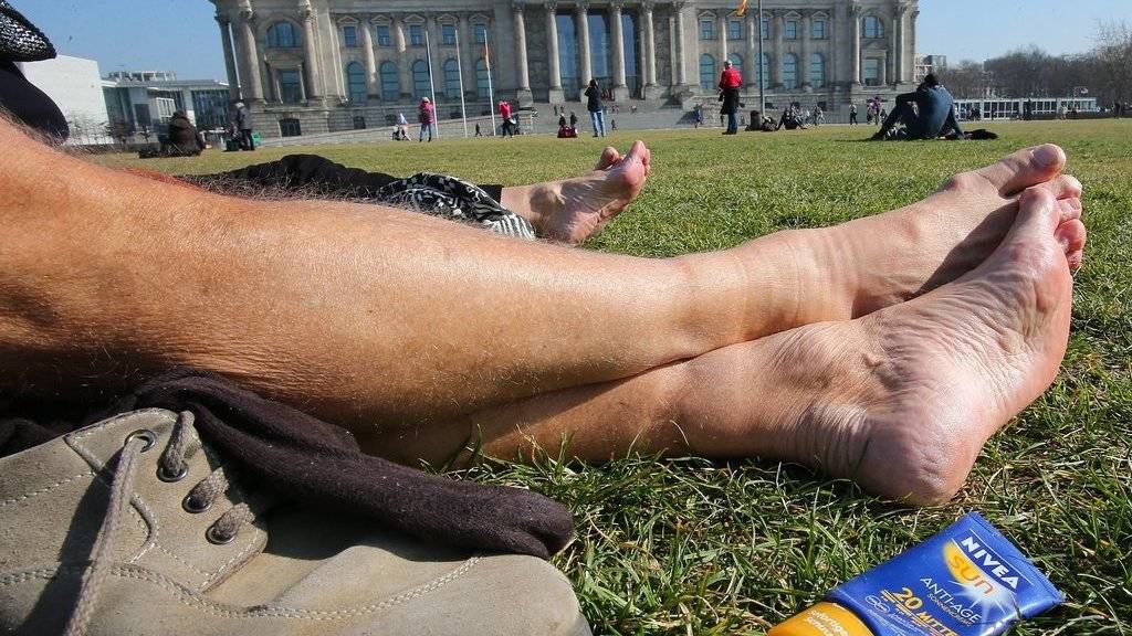Ein Sonnenbad vor dem Reichstagsgebäude in Berlin. Wenn Schweizer Touristen auf Städtereisen gehen, dann führen diese am häufigsten in die deutsche Hauptstadt. (Archiv)