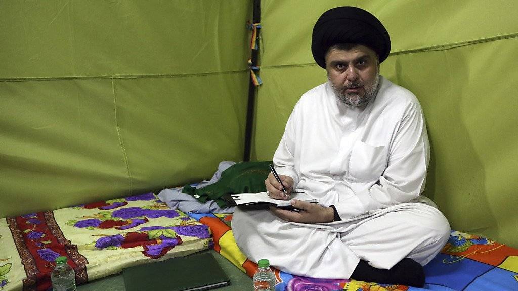 Der schiitische Geistliche Sadr will die irakische Regierung mit einem Sitzstreik zum Handeln gegen die Korruption im Land bewegen.