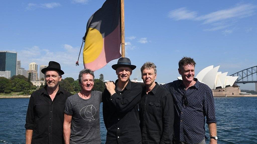 Die australische Rockband Midnight Oil - v.l. Jim Moginie, Rob Hirst, Peter Garrett, Martin Rotsey und Bones Hillman - hat am Freitag ihr Comeback nach 15 Jahren bekannt gegeben.