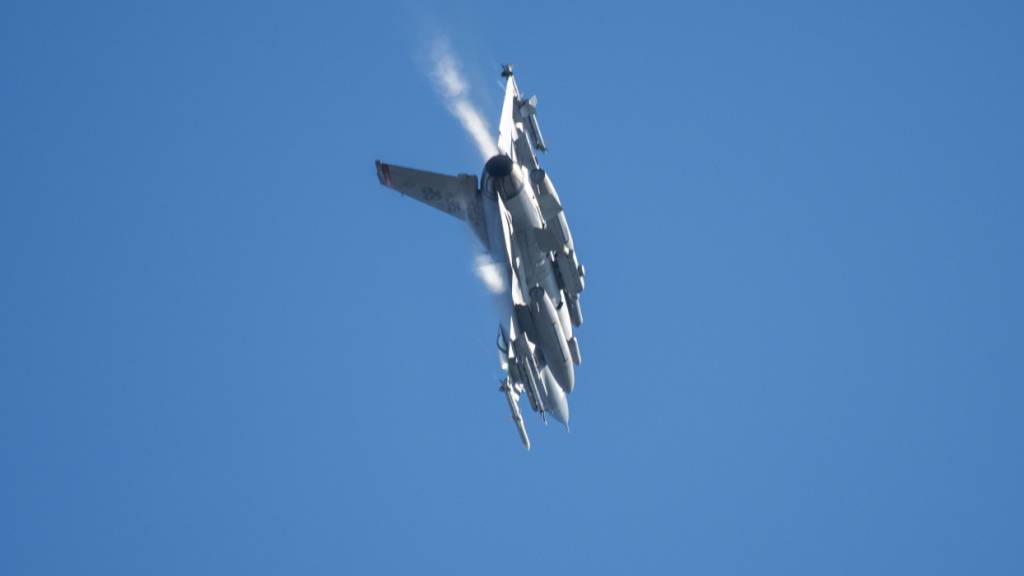 ARCHIV - Ein Kampfflugzeug vom Typ F-16 fliegt über der Eifel bei Spangdahlem. Foto: Harald Tittel/dpa