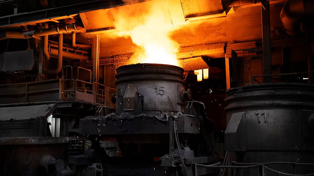 Der Schweizer Stahlhersteller Stahl Gerlafingen schliesst eine der beiden Produktionslinien. (Archivbild)
