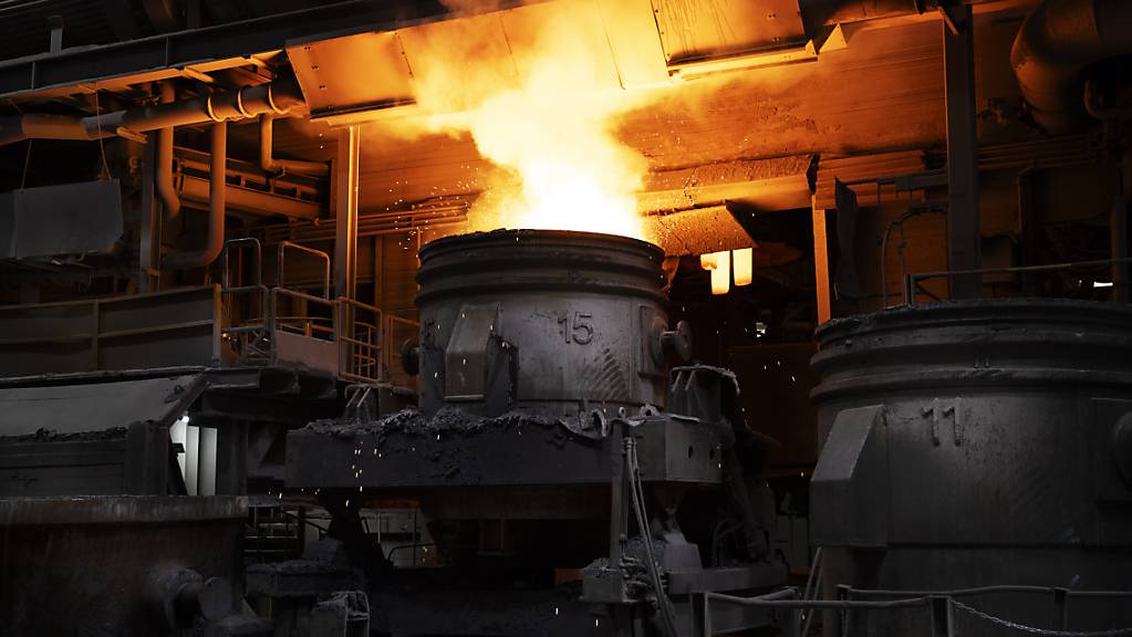 Der Schweizer Stahlhersteller Stahl Gerlafingen schliesst eine der beiden Produktionslinien. (Archivbild)