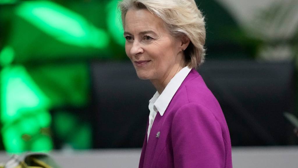 Die Präsidentin der Europäischen Kommission, Ursula von der Leyen, trifft zur Teilnahme an einer Plenarsitzung des UN-Klimagipfels COP30 ein. Foto: Eraldo Peres/AP/dpa