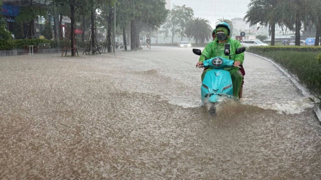 dpatopbilder - Die Straßen der Hauptstadt Hanoi sind nach dem Durchzug des Taifuns «Kajiki» aufgrund starker Regenfälle überflutet. Foto: Hau Dinh/AP/dpa