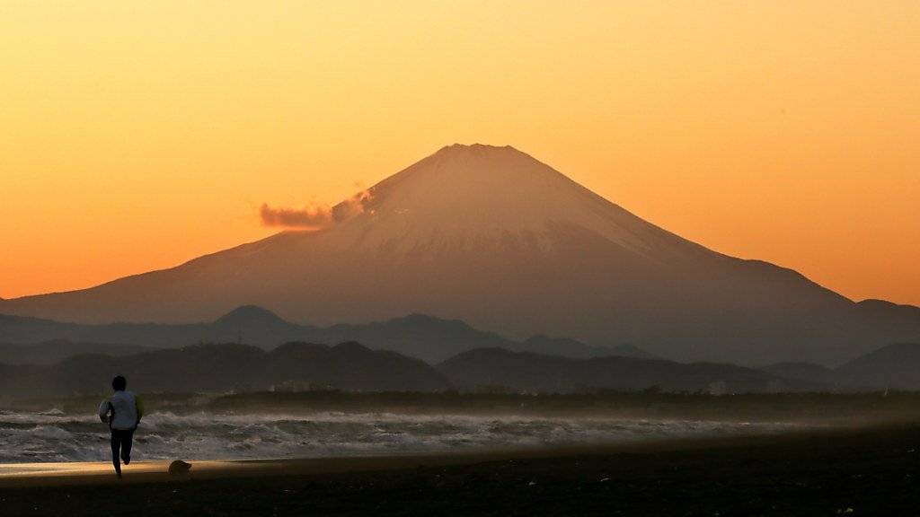 Die Zentralbank im Land der aufgehenden Sonne lässt das Zinsniveau unverändert und hält damit an der ultralockeren Geldpolitik in Japan fest. (Symbolbild Berg Fuji)