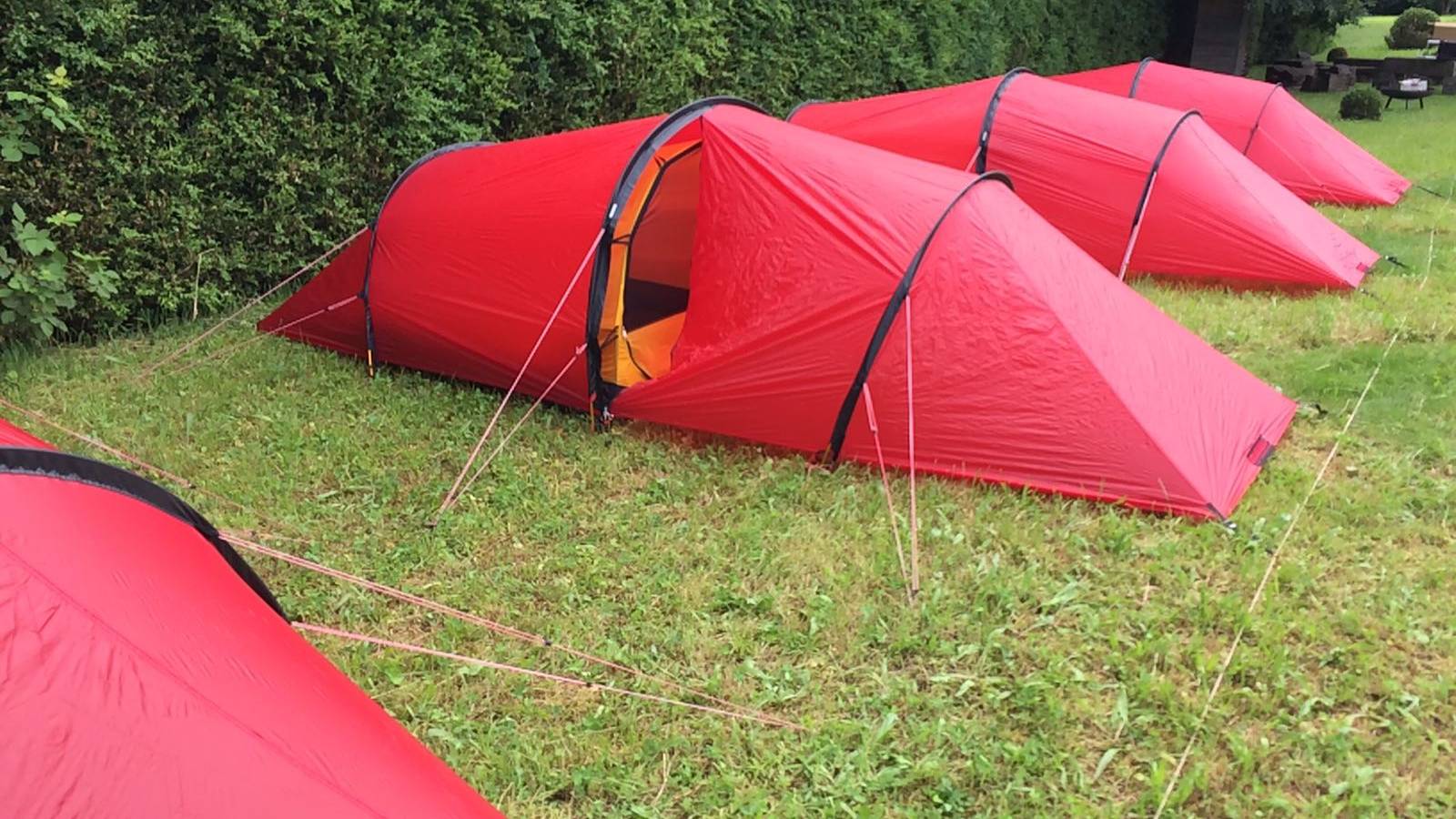 In diesen Zelten übernachten 21 SEF-Besucher - ihren Anzug dürfen sie jedoch im Hotel aufhängen