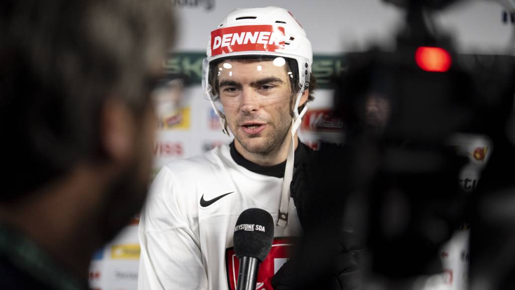 Nico Hischier steht auch nach der bitteren Niederlage Keystone-SDA Red und Antwort (Archivaufnahme zu WM-Beginn)