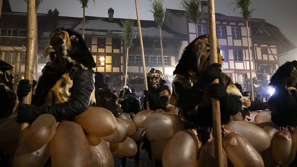 In Laupen BE geleiten die «Bäsemannen» an Silvester das Volk in das neue Jahr.