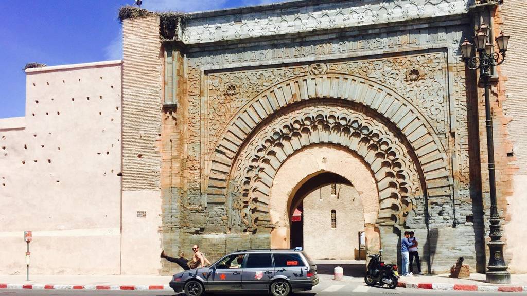 Aufgabe gemeistert: Ein Foto vor dem ältesten Tor Marrakeschs.