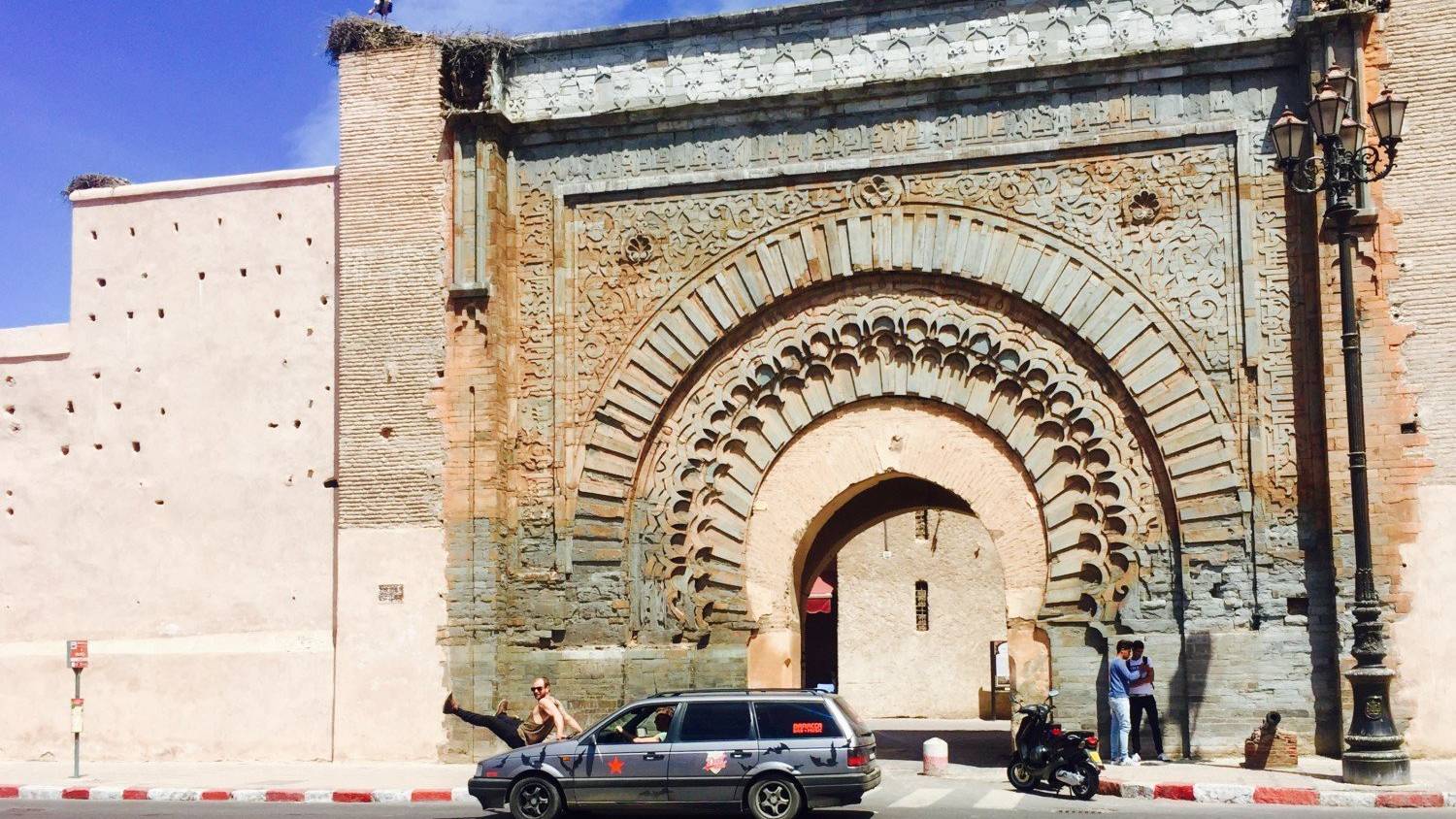 Aufgabe gemeistert: Ein Foto vor dem ältesten Tor Marrakeschs.