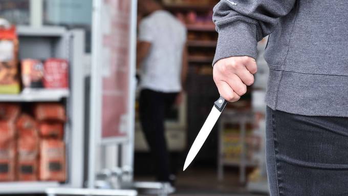 Mit einem Messer bewaffnet: Räuber überfällt Geschäft und flüchtet