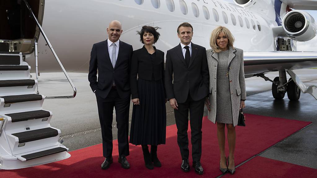 Links das Ehepaar Berset, rechts das Ehepaar Macron.