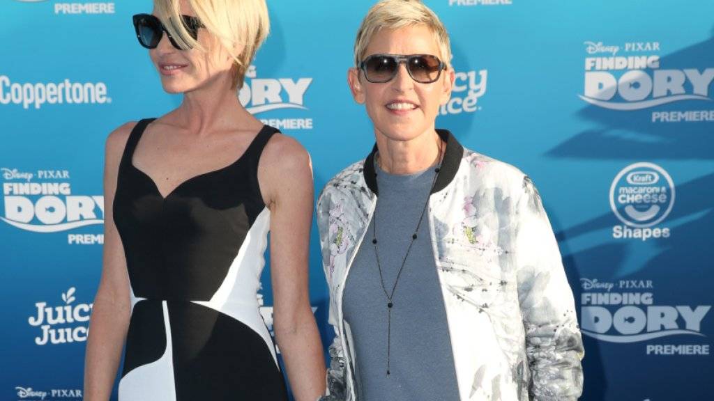 Dorys Stimme Ellen DeGeneres (r) und ihre Frau Portia de Rossi (l) bei der Weltpremiere von «Finding Dory».