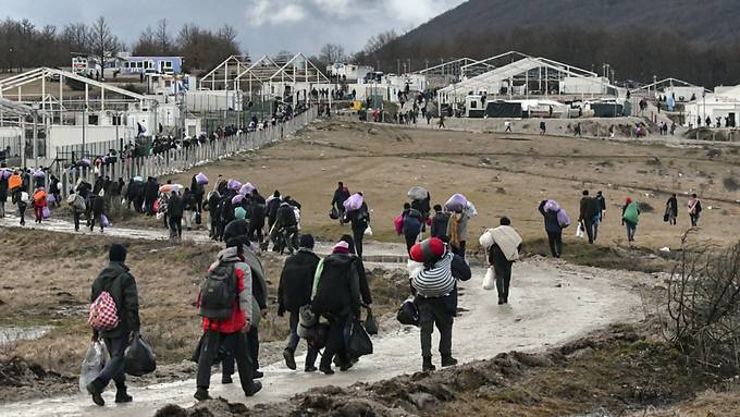 Bosniens Armee errichtet Zelte für Flüchtlinge im Elendslager Lipa