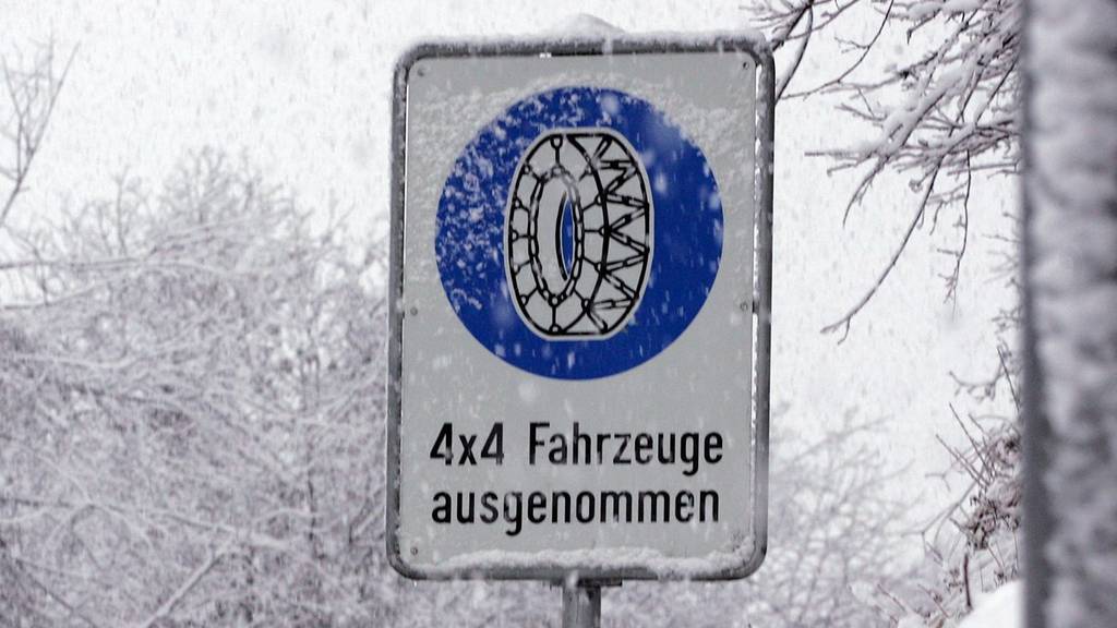 Schneeketten müssen zwingend montiert werden, wenn ein «Schneeketten-Obligatorium» gilt.