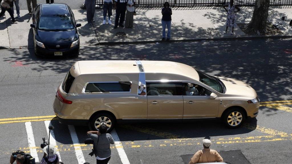 Leichenwagen verlässt den Schauplatz nach der Trauerfeier für Bobbi Kristina Brown in Newark