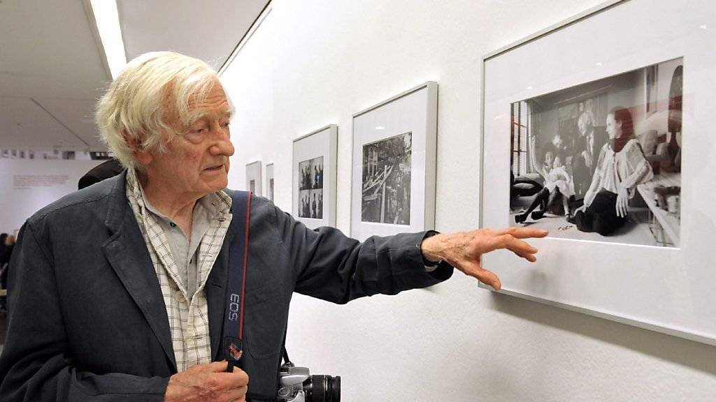 Marc Riboud - hier 2009 vor einem Foto seines Kollegen Henri Cartier-Bresson - ist am Dienstag mit 93 Jahren gestorben. (Archivbild)
