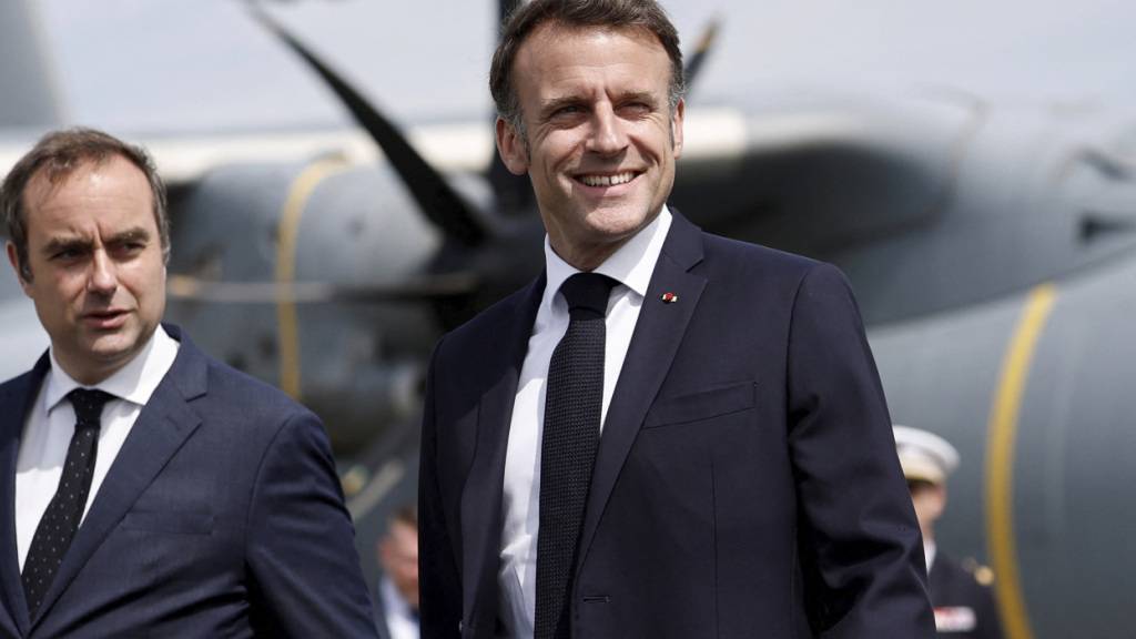 ARCHIV - Der französische Verteidigungsminister Sebastien Lecornu (l)empfängt Präsident Emmanuel Macron auf der 55. Internationalen Pariser Luftfahrtausstellung auf dem Flughafen Le Bourget bei Paris. Foto: Benoit Tessier/Reuters Pool/dpa