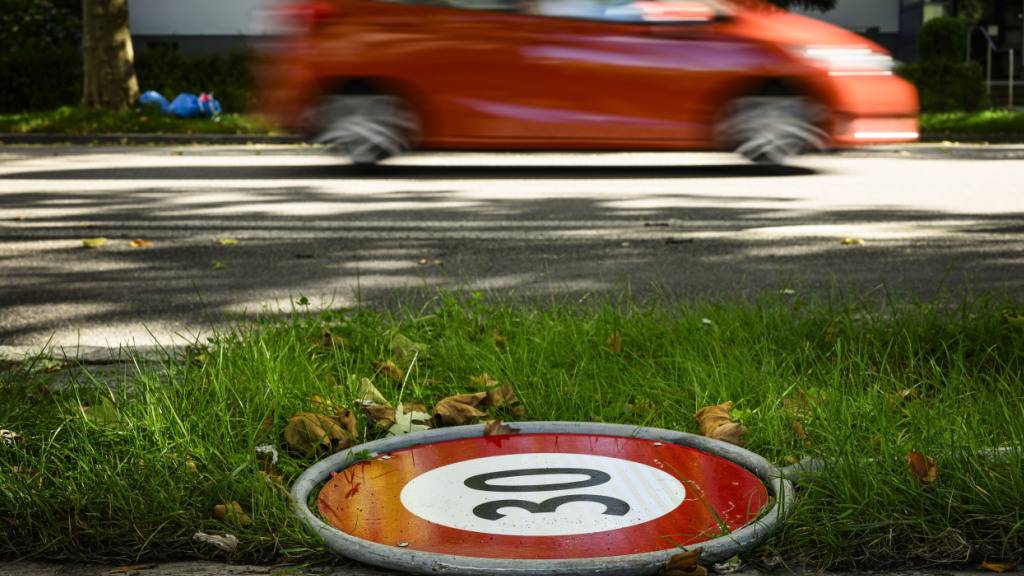 Die Schaffhauser Stimmberechtigten befinden im September über eine Initiative gegen Tempo 30 auf Kantonsstrassen. Das Bundesgericht wies Beschwerden dagegen ab. (Symbolbild)