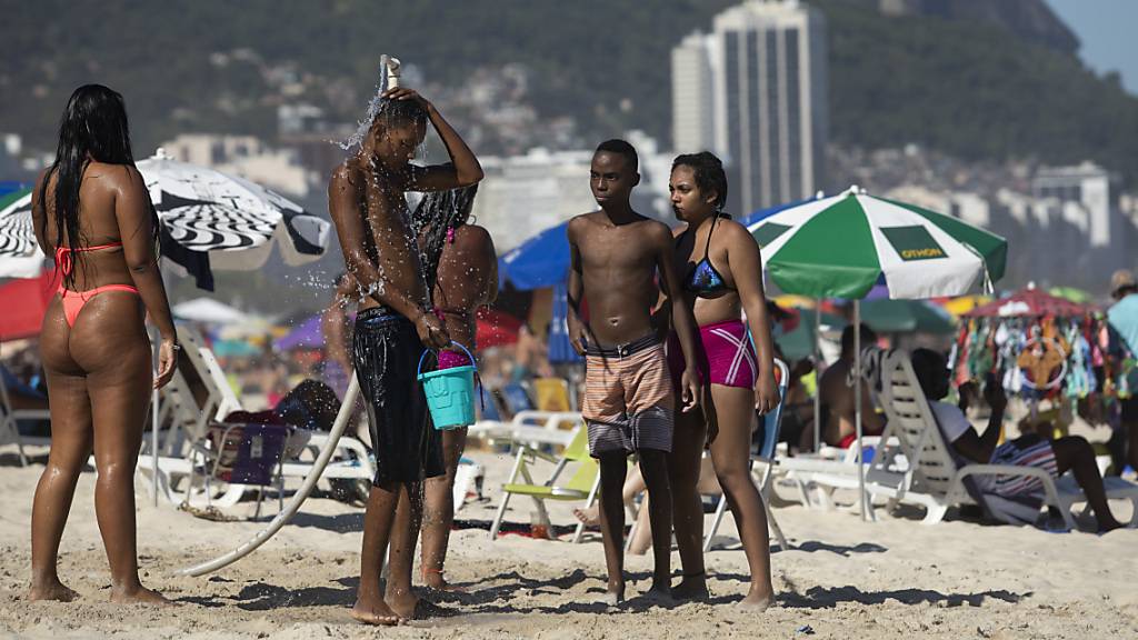 ARCHIV - Strandbesucher drängen sich am Copacabana Beach in Rio de Janeiro. Foto: Fernando Souza/dpa