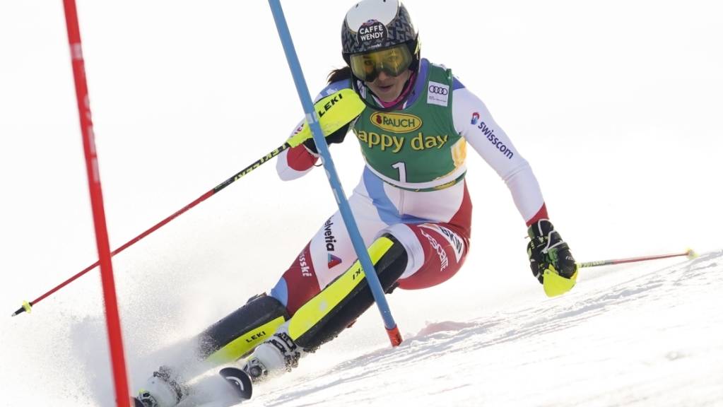 Wendy Holdener mit Startnummer 1 unterwegs im ersten Lauf des Slaloms von Kranjska Gora