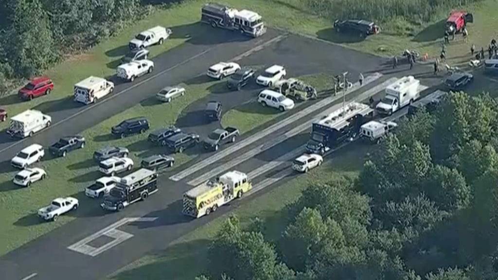 Dieses Bild aus einem von WPVI-TV/6ABC zur Verfügung gestellten Video zeigt Rettungskräfte, die an der Stelle arbeiten, an der ein Kleinflugzeug am Cross Keys Airport vom Ende der Landebahn abgekommen und in den Wald gestürzt ist. Foto: Uncredited/WPVI-TV/6ABC/AP/dpa - ACHTUNG: Nur zur redaktionellen Verwendung und nur mit vollständiger Nennung des vorstehenden Credits