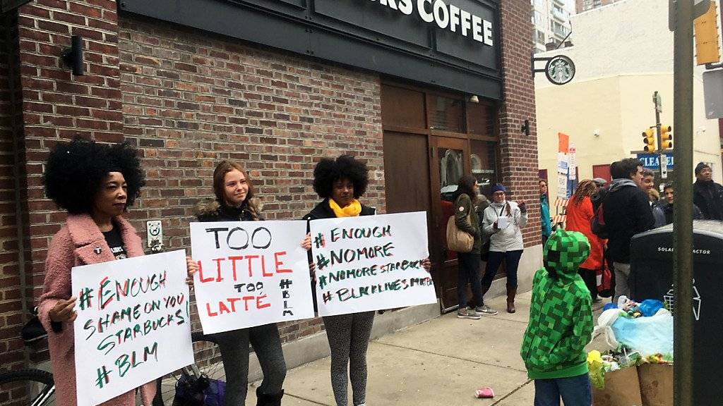 Protest vor dem Starbucks-Café, wo die zwei Schwarzen festgenommen wurden.