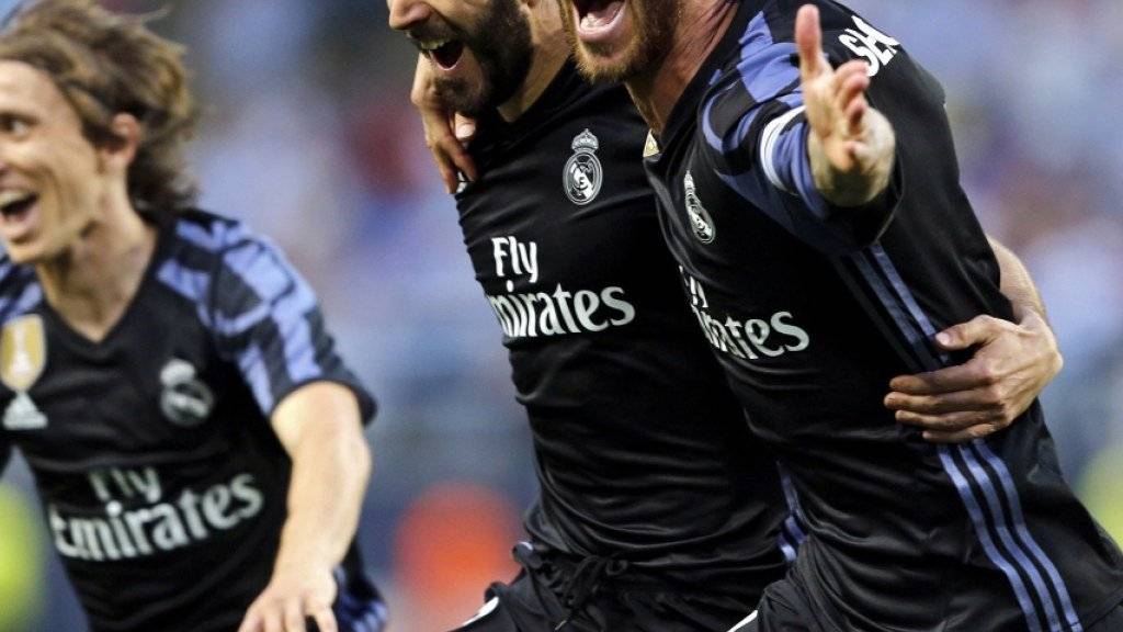 Torschütze Karim Benzema und Captain Sergio Ramos jubeln nach dem 2:0 gegen Malaga