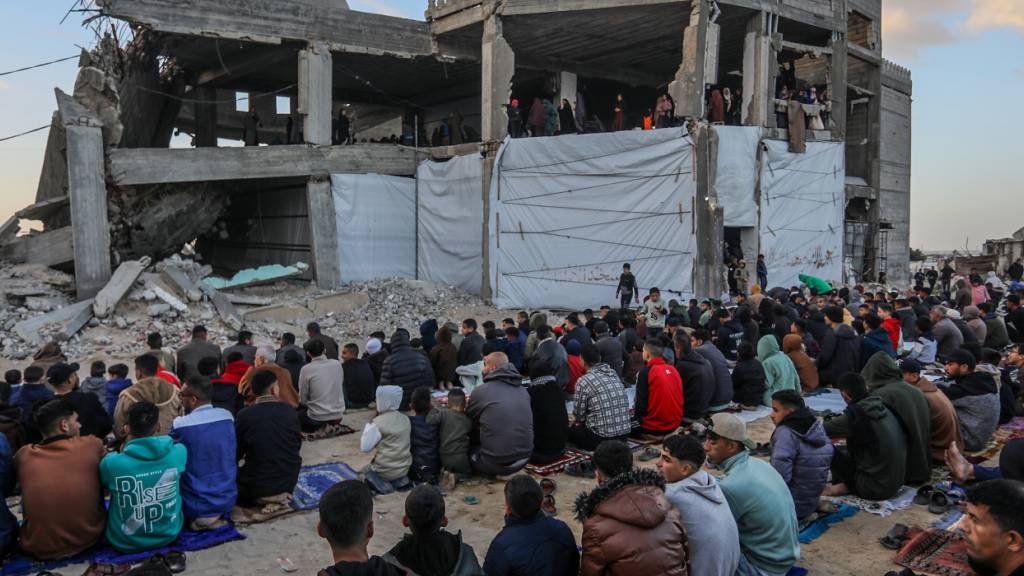 Muslime verrichten das Eid al-Fitr-Gebet inmitten der Ruinen der albanischen Moschee. Die Moschee wurde von der israelischen Armee zerstört. Foto: Abed Rahim Khatib/dpa