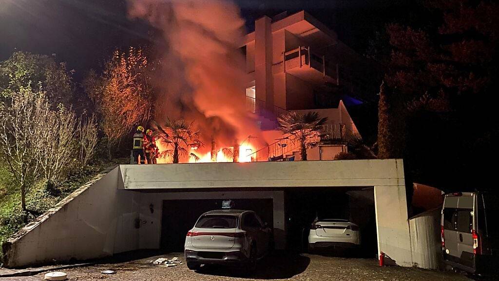 Die Einsatzkräfte gehen davon aus, dass das Feuer in Walchwil mutwillig gelegt wurde.