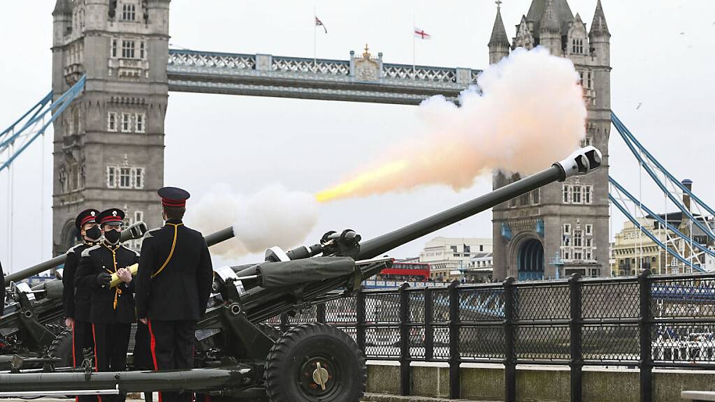 Mitglieder der Honourable Artillery Company feuern vor dem Tower of London 41 Salutschüsse zu Ehren des verstorbenen britischen Prinz Philip, Herzog von Edinburgh, ab. Foto: Dominic Lipinski/PA/dpa