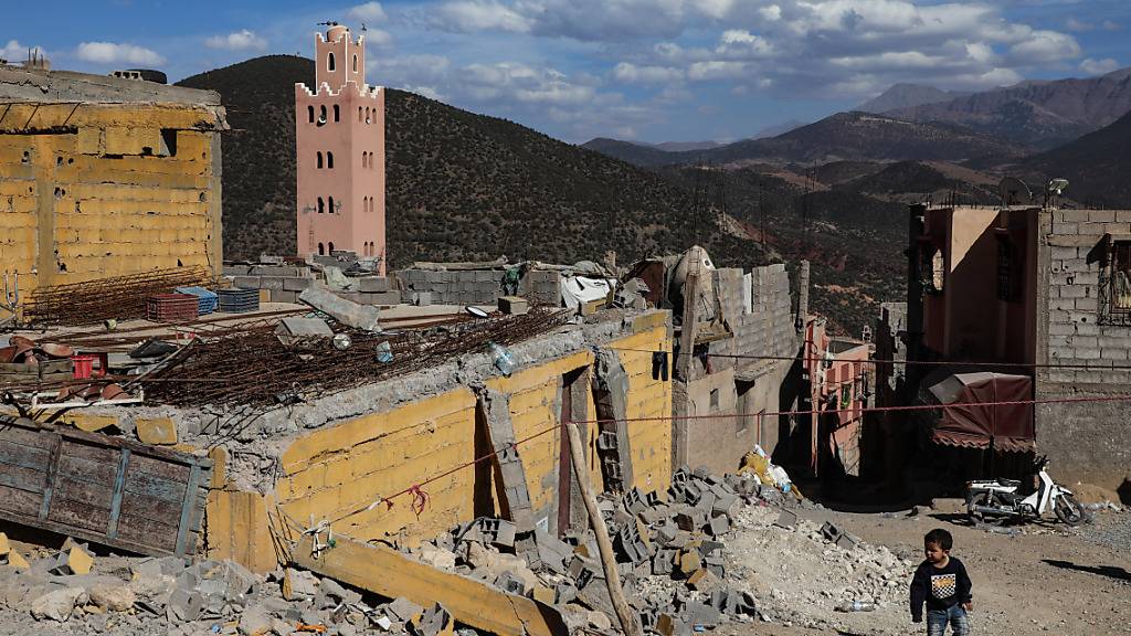 dpatopbilder - Ein Kind geht nach einem Erdbeben an beschädigten Gebäuden vorbei. Nach dem verheerenden Erdbeben am 08.09.2023 hat es in Marokko am Sonntagmorgen ein Nachbeben gegeben. Foto: Khaled Nasraoui/dpa