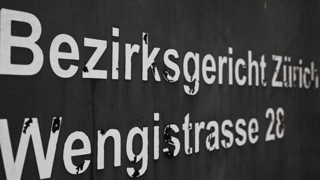 Das Bezirksgericht Zürich verurteilte einen 72-Jährigen am Donnerstag wegen Stalking. Der Mann hatte wenig Lust auf die Verhandlung.  (Symbolbild)