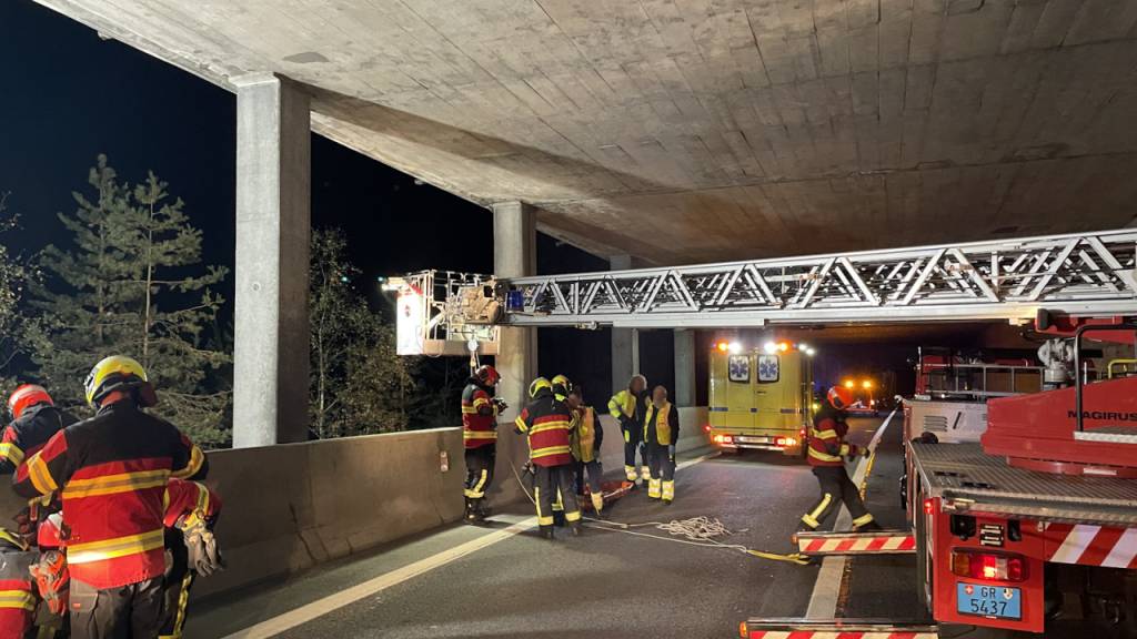Der Arbeiter stürzte er über die Mauer der A13-Galerie ins steile Gelände. Die Feuerwehr barg den Schwerverletzten mit einem Hubretter.