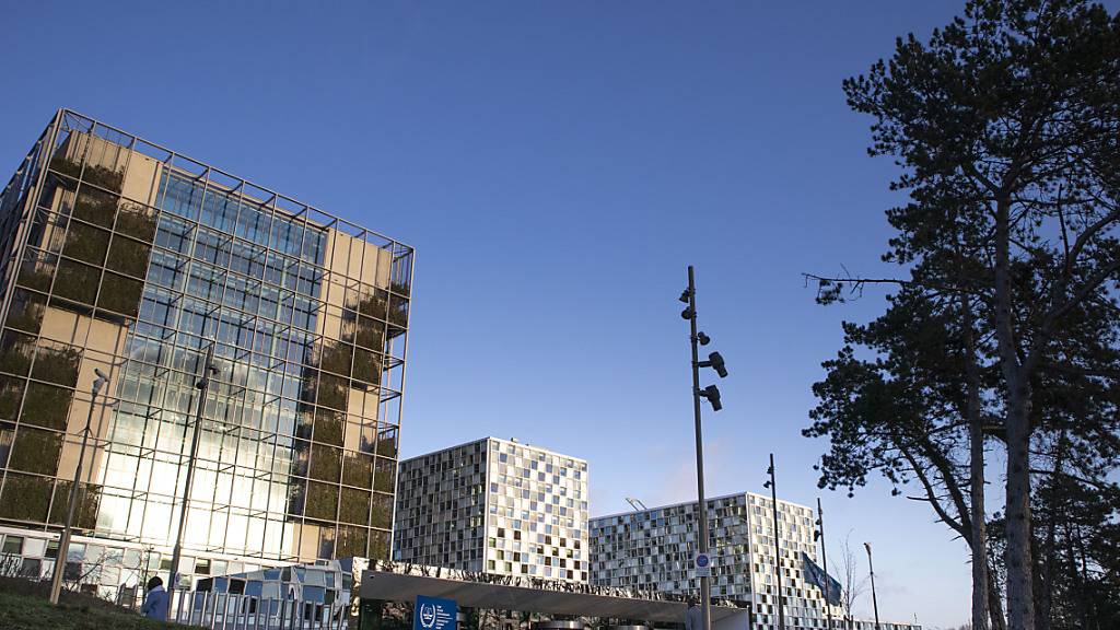 ARCHIV - Die Sonne scheint auf die Fassade des Internationalen Strafgerichtshofs in Den Haag. Foto: Peter Dejong/AP/dpa
