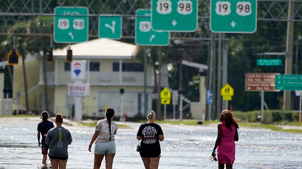 Menschen gehen durch das Hochwasser, nachdem Hurrikan «Idalia» über das Gebiet gezogen war. Foto: Chris O'Meara/AP