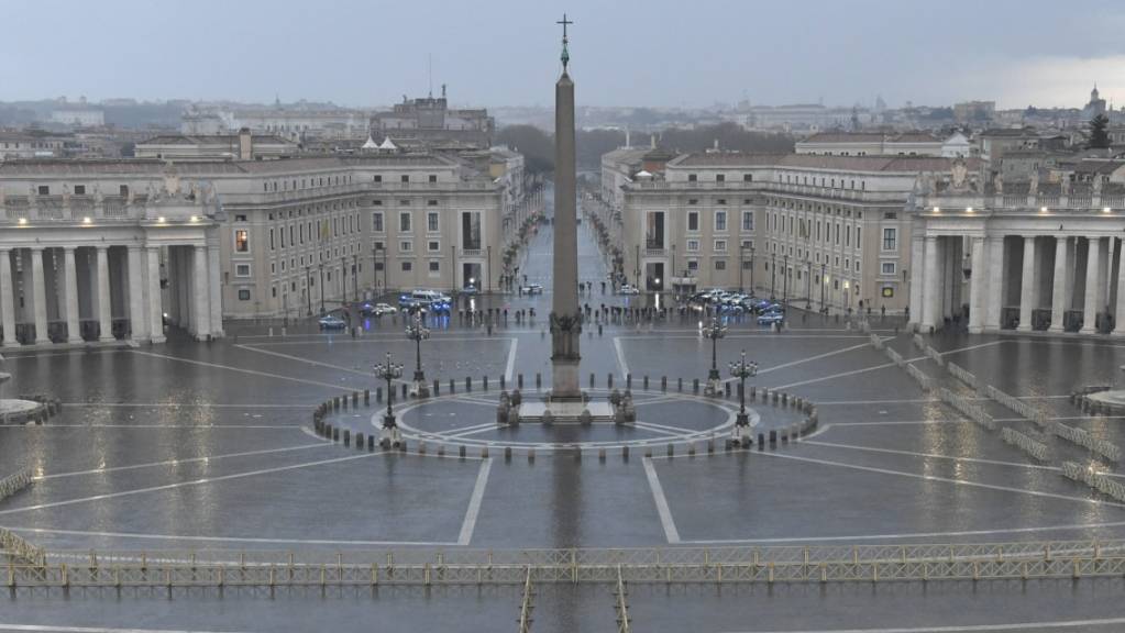 In Italien sind wegen der Corona-Pandemie die Touristenzahlen eingebrochen. Im Bild der leere Petersplatz an Ostern, der zu diesem Zeitpunkt normalerweise voll ist. (Archivbild)