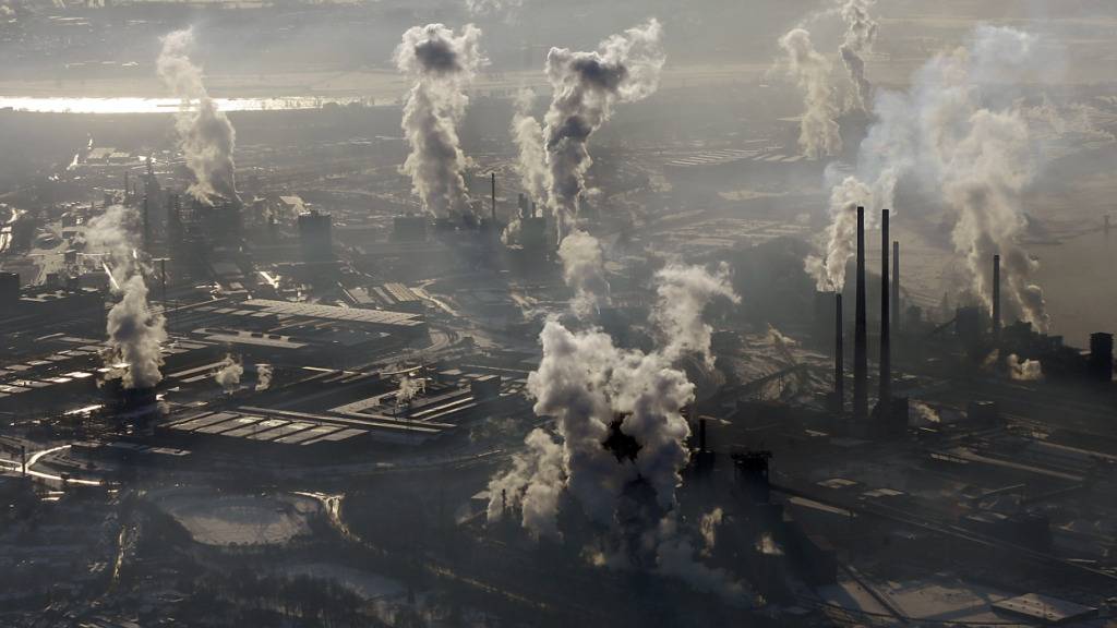 In der Stahl- und Zementindustrie werden riesige Mengen an CO2 in die Atmosphäre gepumpt. EPFL-Forscher berichten nun von einer effizienten Technologe, die den Klimakiller direkt aus Industrieanlagen abfangen soll. (Archivbild)