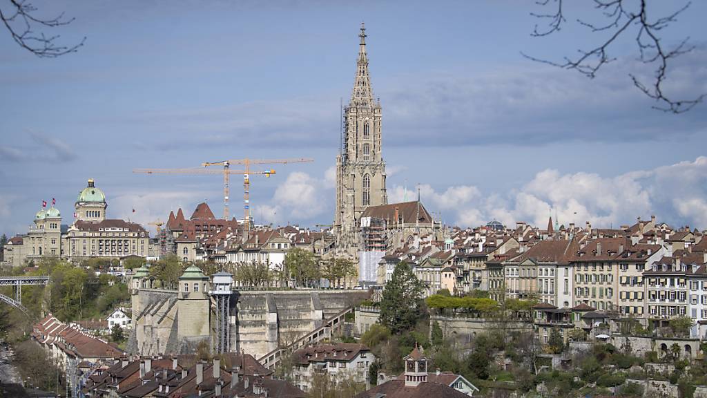 Blick auf die Berner Altstadt Bern und das Münster. Wer hier eine Wohnung kaufen will, muss tief in die Tasche greifen. (Archiv)