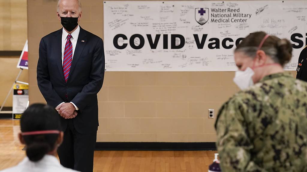 Die Zahl der Neuinfektionen mit dem Coronavirus in den USA ist in den letzten Wochen stark gesunken. US-Präsident Joe Biden (links) ist auf Kurs. (Archivbild)