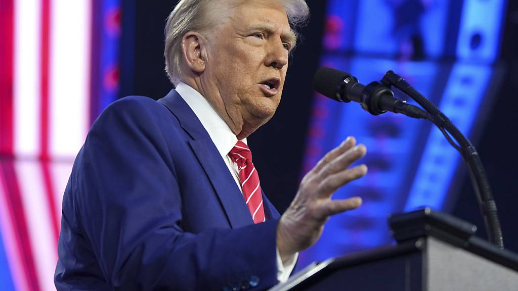 Der designierte US-Präsident Donald Trump spricht auf dem AmericaFest im Phoenix Convention Center. Foto: Rick Scuteri/FR157181/dpa